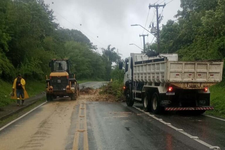 apos-queda-de-barreira,-pr-412-em-guaratuba-esta-interditada;-ferry-boat-segue-operando