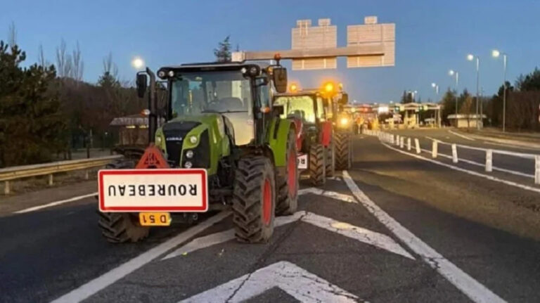 rodovias-de-paris-sao-bloqueadas-por-agricultores-franceses-em-protesto