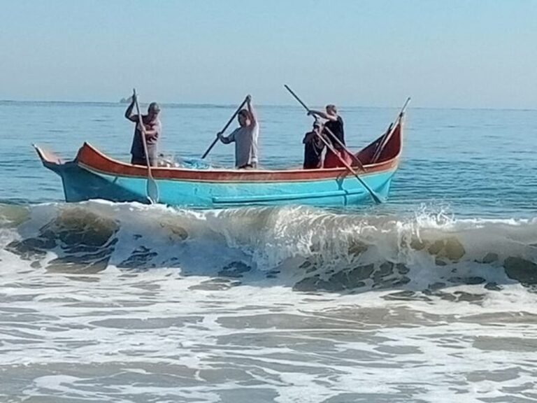 casal-de-pescadores-que-perdeu-barcos-e-redes-em-incendio-retoma-atividade-com-ajuda-do-estado-de-sc