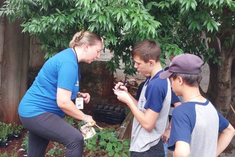 cultivo-de-horta-e-plantas-medicinais-se-aprende-tambem-na-escola