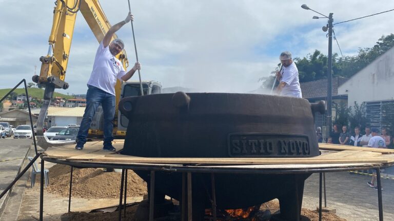 com-“maozinha”-de-retroescavadeira-festa-tera-2.500-litros-de-caldo-de-tilapia-em-super-panela