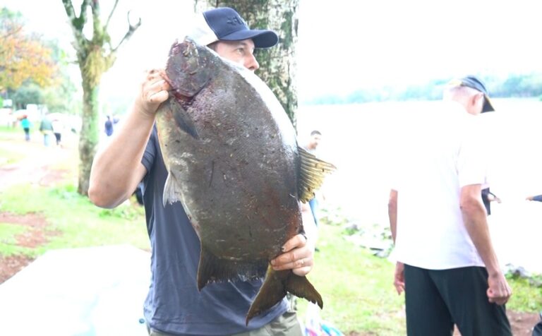 idosa-pesca-tambaqui-de-10,4-kg-no-lago-municipal-de-cascavel