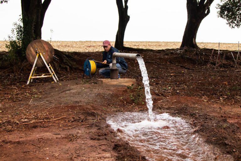 vida-no-campo:-iat-leva-agua-potavel-para-2.350-familias